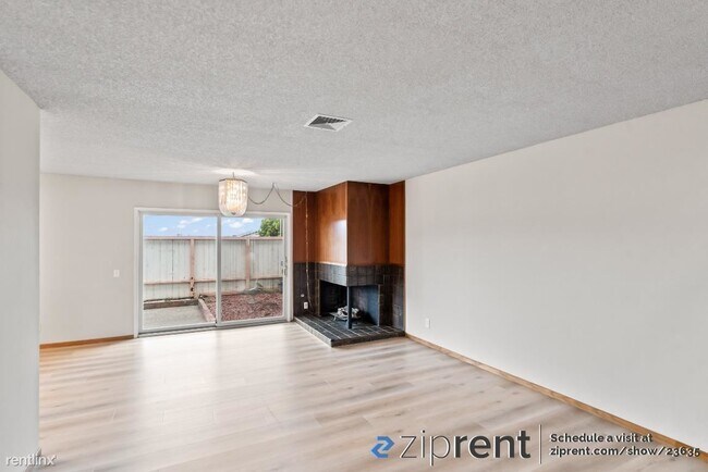 Building Photo - 3 br, 2.5 bath House - 2655 Tyrone Court, ...