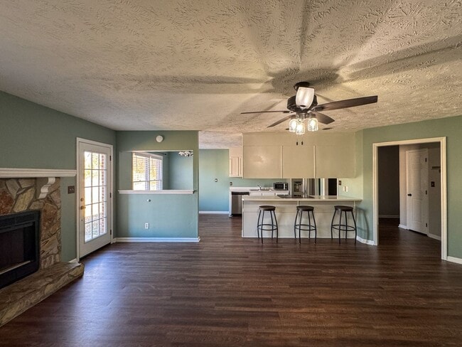 Foto del edificio - Charming 3 Bed 2 Bath Home with Fenced Backyard