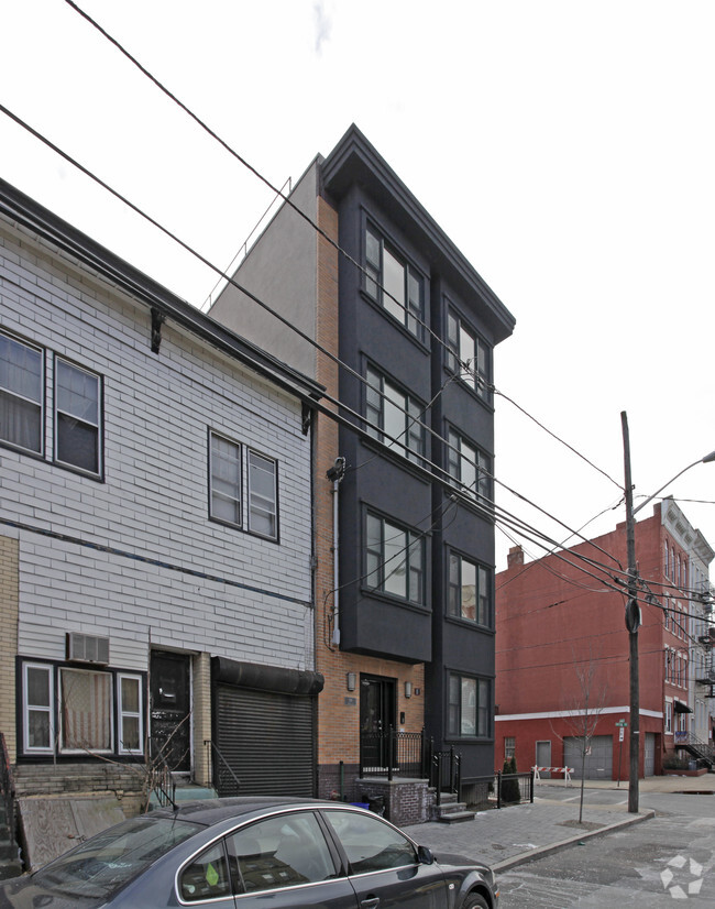 Building Photo - 501 Monroe St
