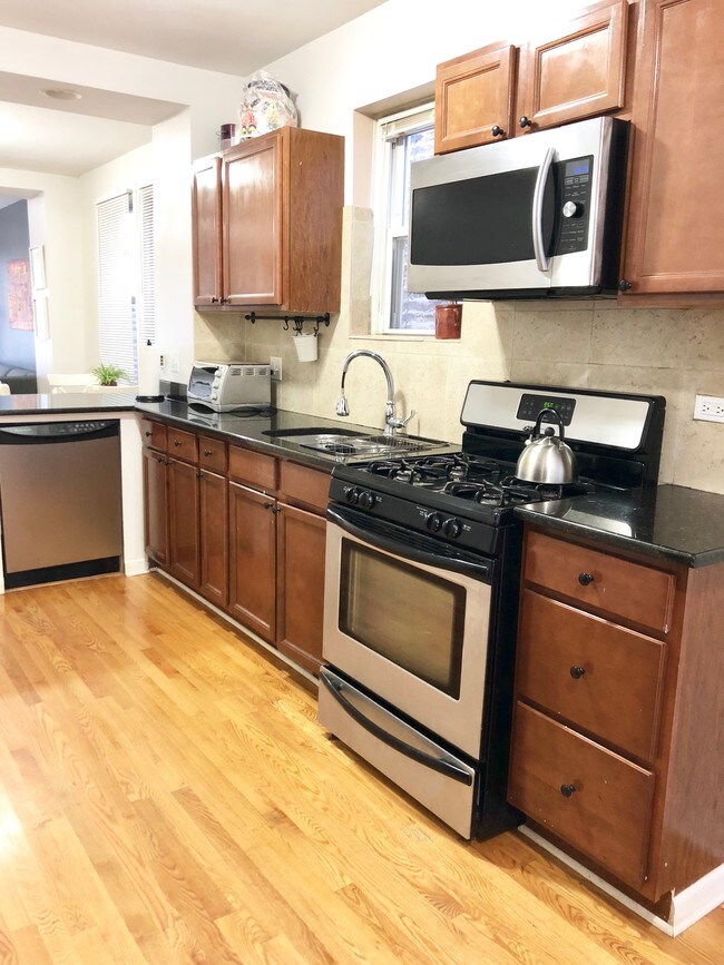 kitchen - 1705 W Cullerton St