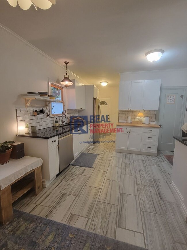 Building Photo - Month to Month, Furnished!