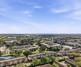 Building Photo - 300 S Hollybrook Dr