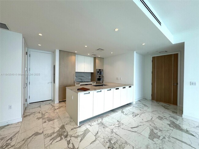 Foto del edificio - 15701 Collins Ave