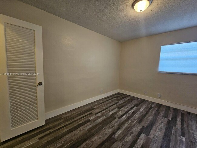Foto del edificio - 1400 NE 57th St