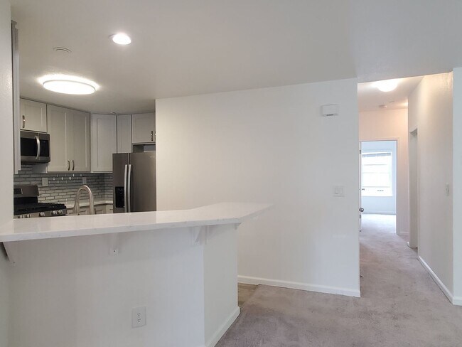 Foto del edificio - Spacious Remodeled Top Floor Condo, A/C, W...