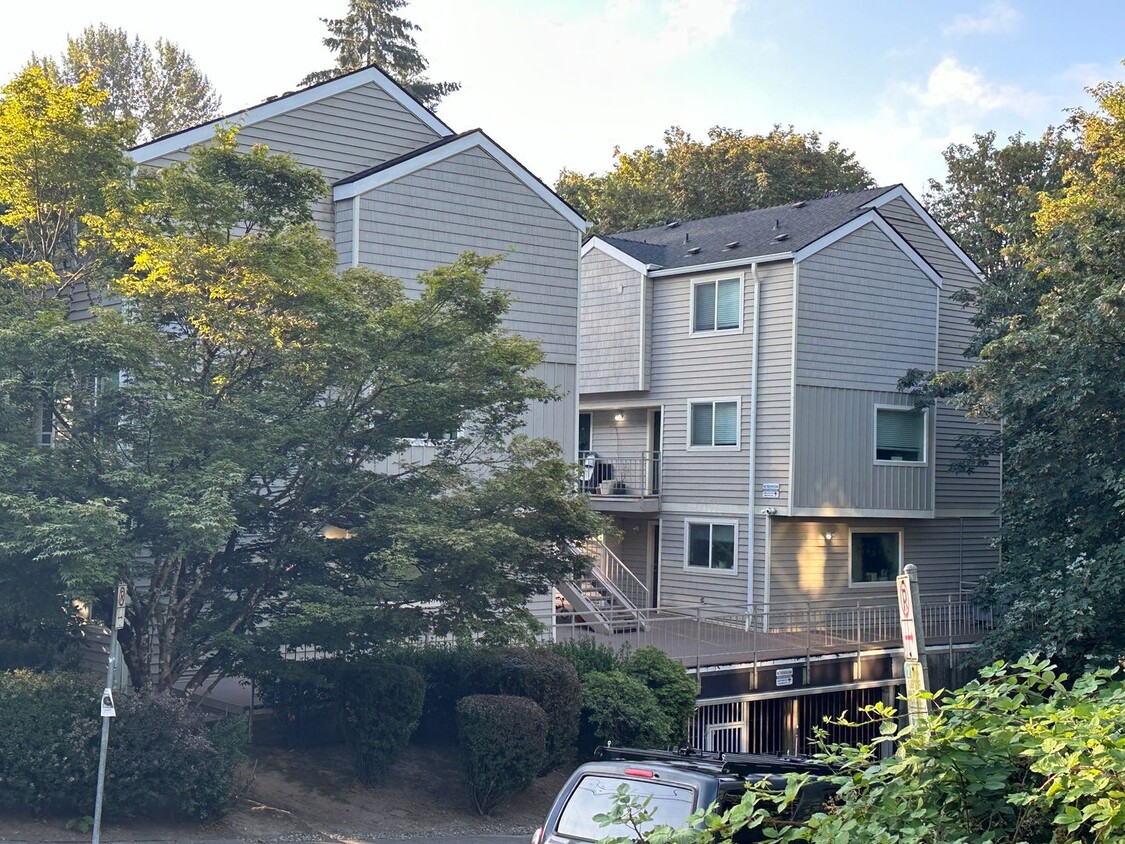 Foto principal - 2 Bedroom Condo, with Off Street Parking a...