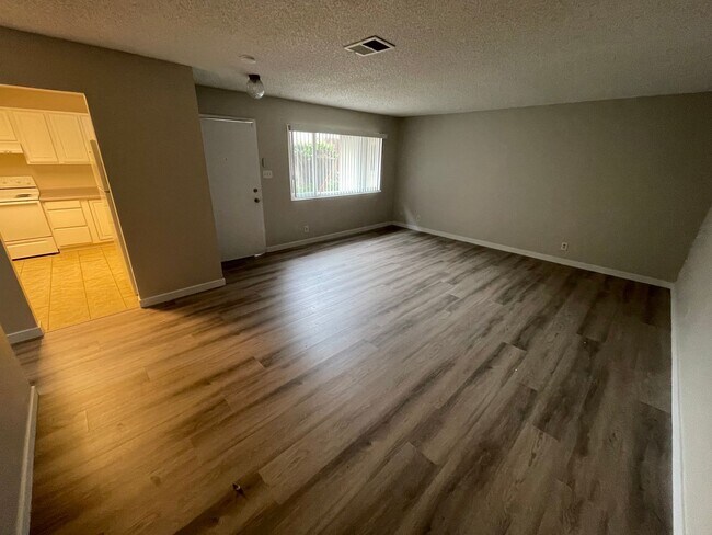 Building Photo - Wonderful 3 Bedroom Move-In Ready
