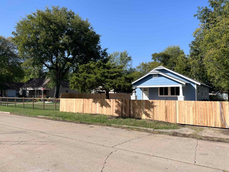 Primary Photo - 545 E Zion St