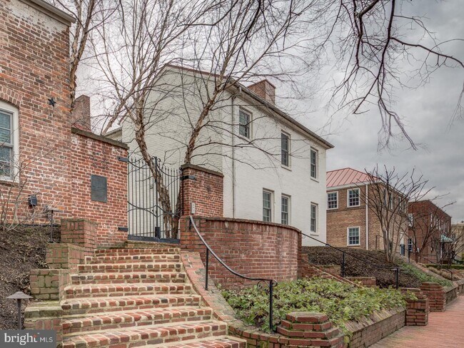 Building Photo - 617 D St SE