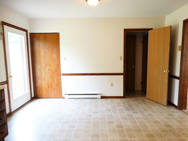 Building Photo - 207 Riverview Dr