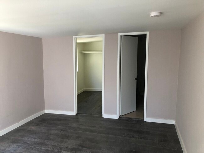 Building Photo - 122 S Juanita Ave