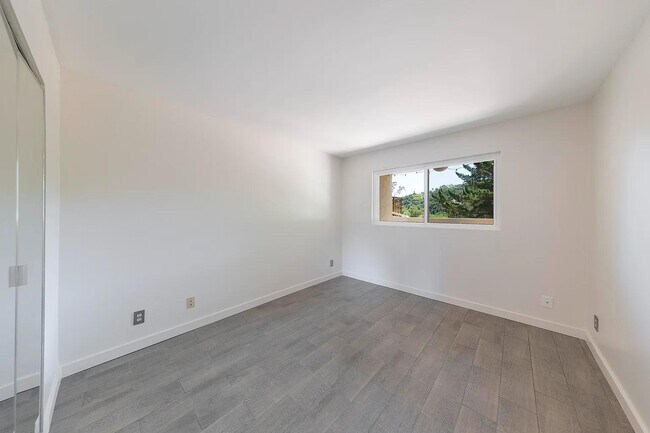 Foto del edificio - 1066 Miramonte Dr