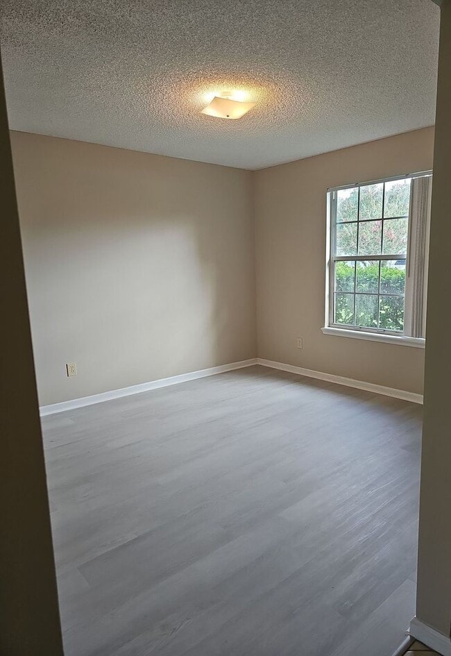 Building Photo - Charming 3 bedroom, 2 Bathroom