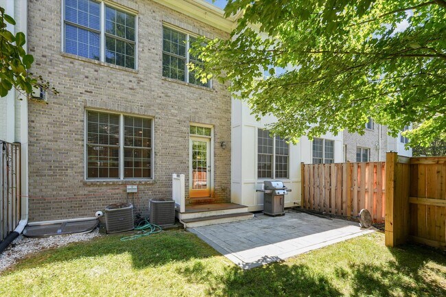 Foto del edificio - Incredible 4BR, 4.5BA Luxury Bethesda Home!!