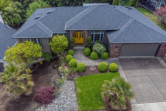 Foto del edificio - BEAUTIFUL 5 Bedroom Home in the Sought-After Hillshire Estates of Bull Mountain