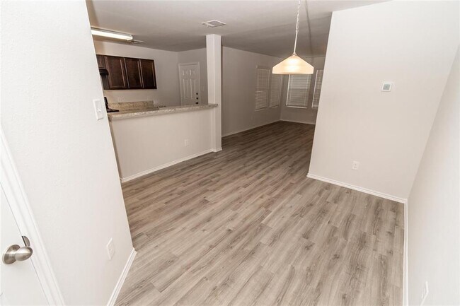 Foto del edificio - 512 Meadow Park Ln