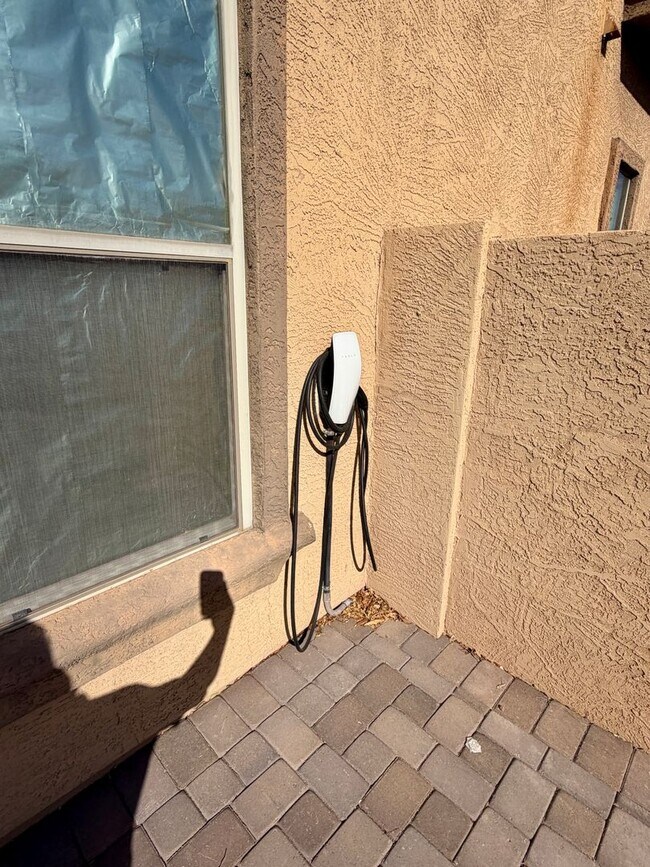 Foto del edificio - Spacious 6-bedroom, 2.5-bathroom home in Chandler, Welcome to the family friendly community of Su...