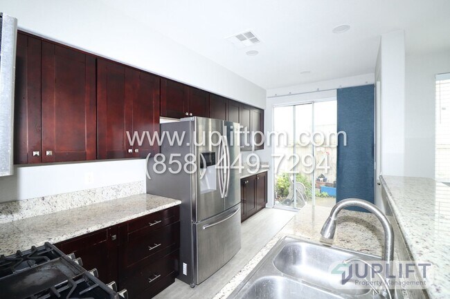 Foto del edificio - 3 Bed, 2.5 bath Condo w/ Central HVAC, Lau...