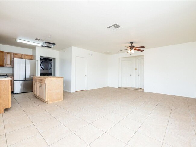 Foto del edificio - 2 Bedroom 2 Bathroom CORNER LOT!! SOLAR PA...