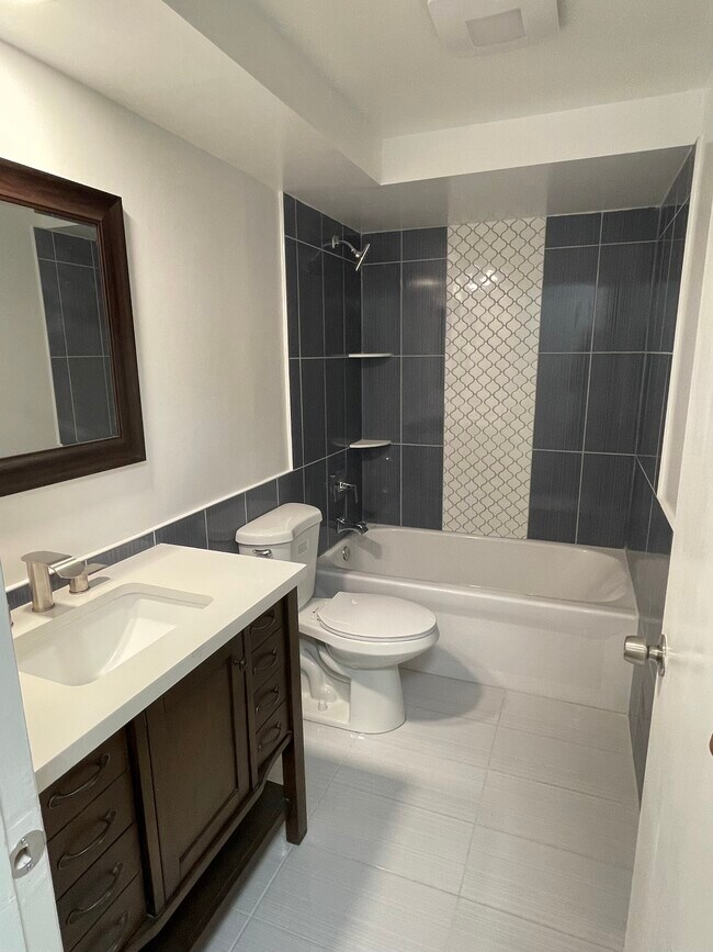 Baño completo - 1220 S Lorraine Rd