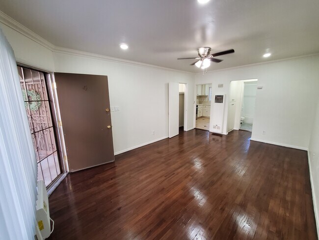 Building Photo - 1421 N Mansfield Ave