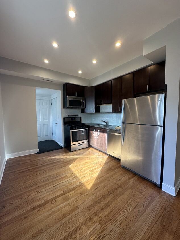 Primary Photo - 4210 N Albany Ave