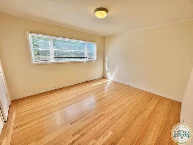 Foto del edificio - Spacious & Bright 2BR|1BA w/ One Garage Pa...
