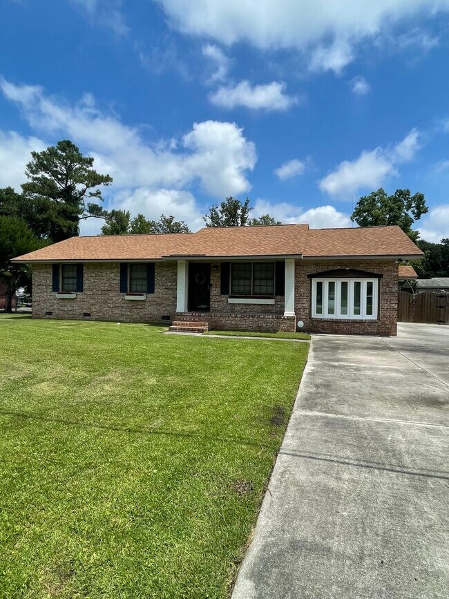 Foto del edificio - West Oak Forest Home in West Ashley!