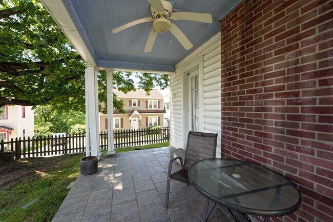 Building Photo - 1104 Summit Dr