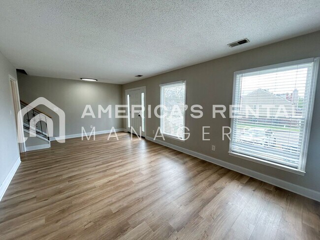 Foto del edificio - MOVE-IN SPECIAL!!! - Townhome available in Pelham! - Sign a lease by 4/15 to get HALF OFF YOUR FI...