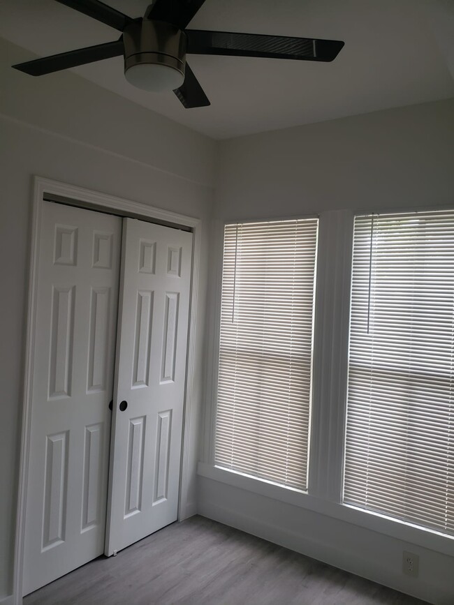 Building Photo - 910 Adele St