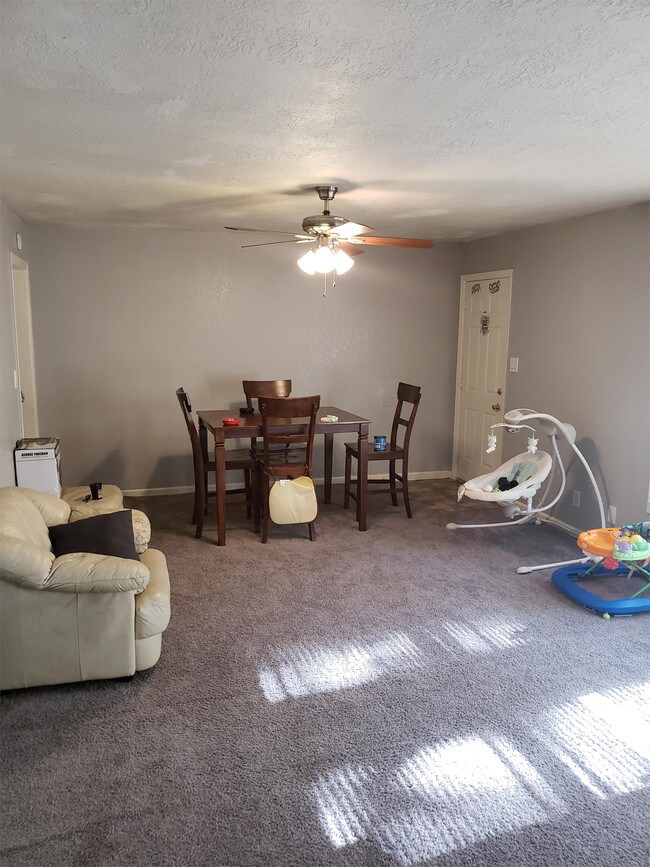 Foto del edificio - 10505 Corrington Ave