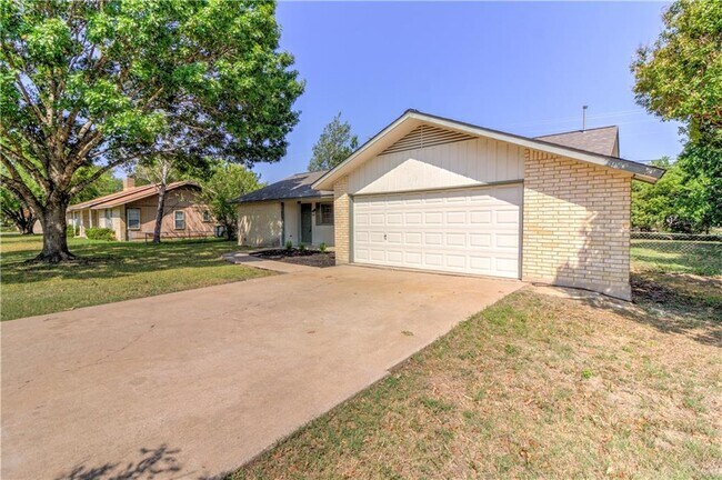 Foto del edificio - 803 Riverbend Dr