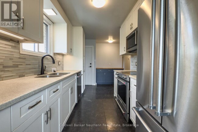 Building Photo - 37 Dunhill Crescent