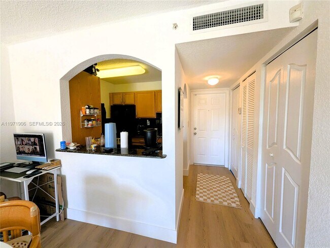 Foto del edificio - 445 SW 11th St
