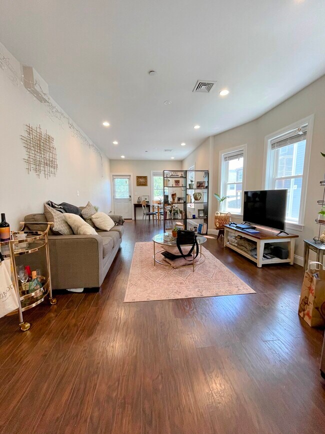 Living / Dining - 68 Topliff St
