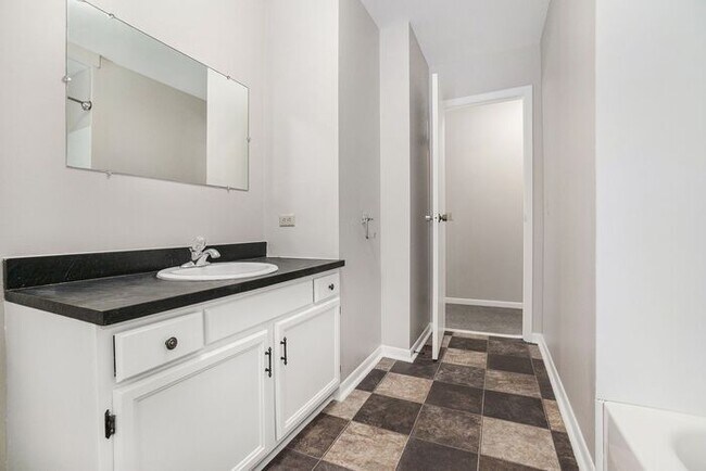 Foto del edificio - Unique Upper Floor Two Bedroom Flat $1099