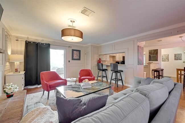 Building Photo - 6018 Berendo St