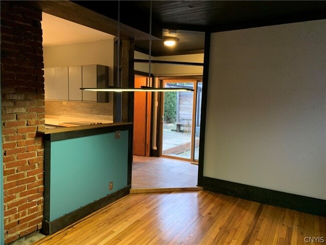 Foto del edificio - 327 Tennyson Ave