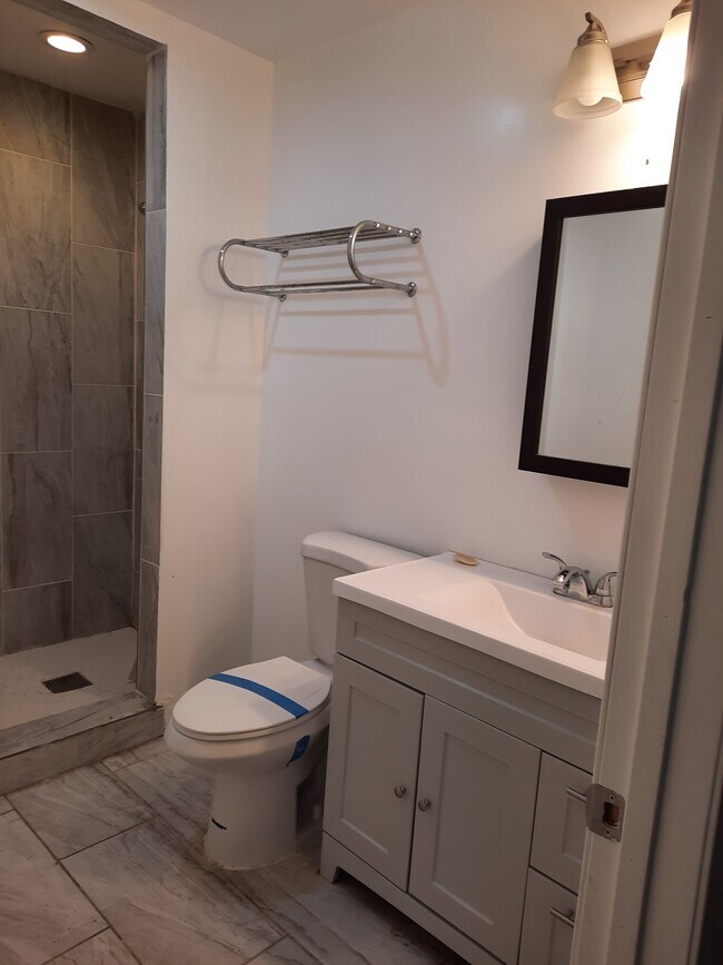 Baño de la planta superior 1 - 5837 Riverton Ave