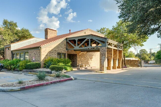 Foto del edificio - 8888 Tallwood Dr