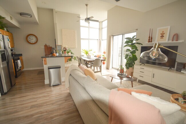 Sala de estar - 2121 S Kinnickinnic Ave