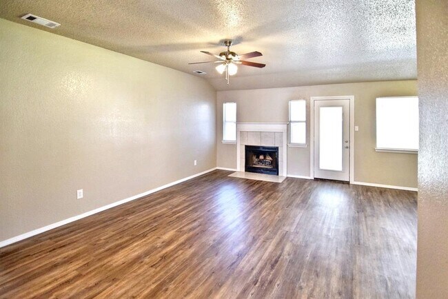 Foto del edificio - 4201 Bluestem Ln