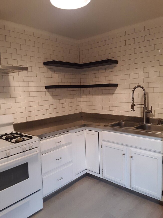 Building Photo - First Floor Spacious 1-Bed in Fantastic Ev...