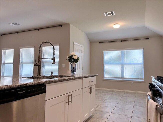 Building Photo - 126 Courageous Side Way