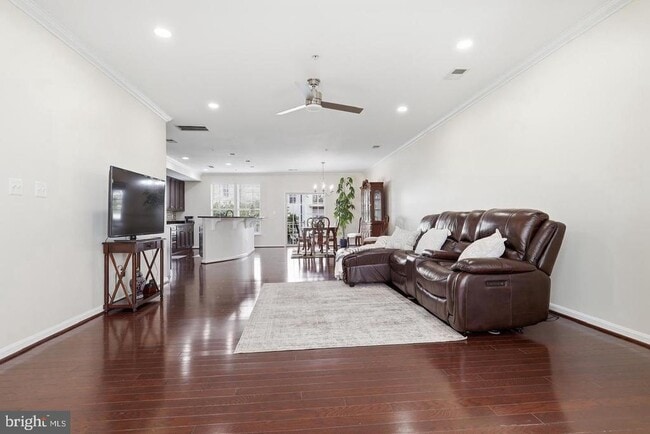 Building Photo - 7931 Crescent Park Dr
