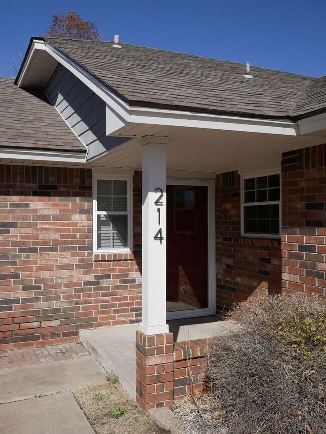 Building Photo - (3) Bed/(2) Bath East Norman. Custom Updat...