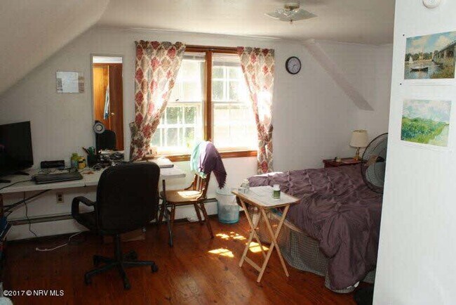 Building Photo - Charming Blacksburg Home with Spacious Bas...