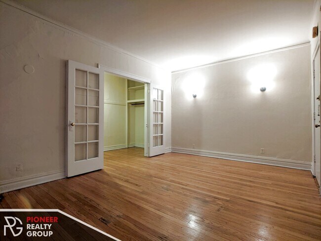Building Photo - 450 W Surf St
