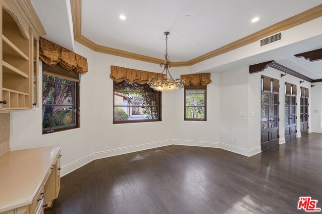 Building Photo - 305 N Palm Dr